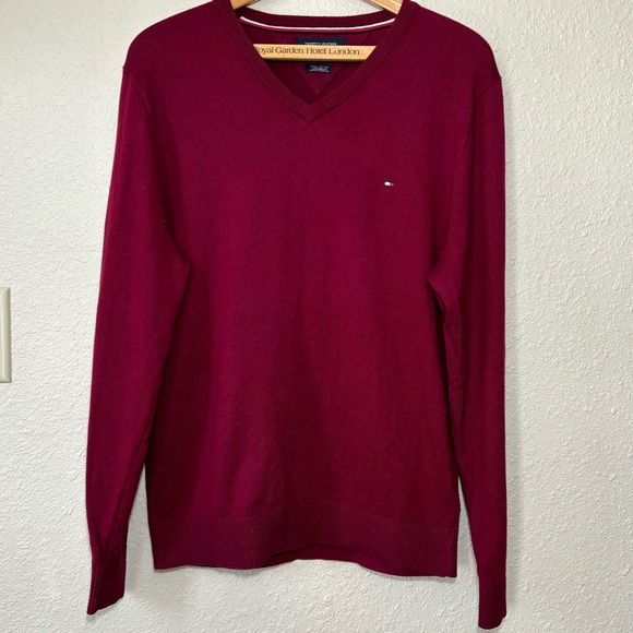 Tommy Hilfiger Pima Cotton Cashmere, V-neck Sweater in Burgundy. Men’s Large - Picture 2 of 8